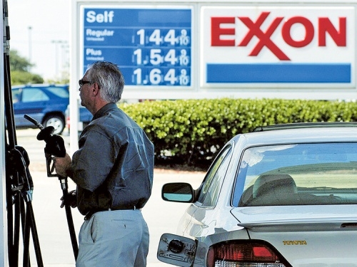 Chevron, Exxon shrink spending as coronavirus cuts demand