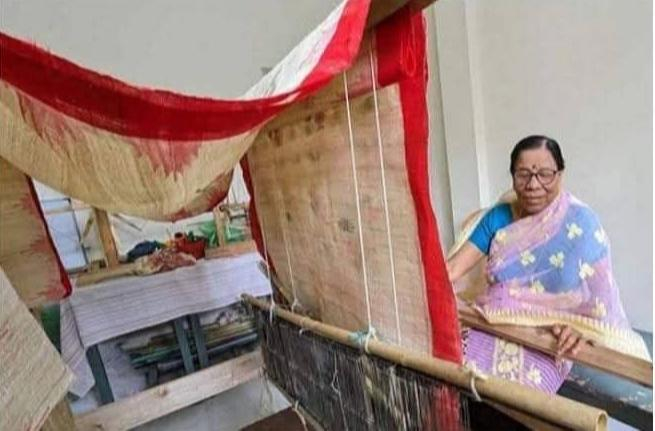 Weaving Sustainability: Radhabati Devi\'s Banana Fiber Saree Revolutionizes Bangladeshi Textile Industry
